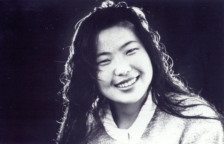 Read more about the article Цэцгэн ээмэг  – Яруу найрагч Б.Батрэгзэдмаа