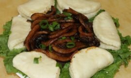 Мантуутай гахайн мах | Pork with Steamed Buns (Gua Bao)